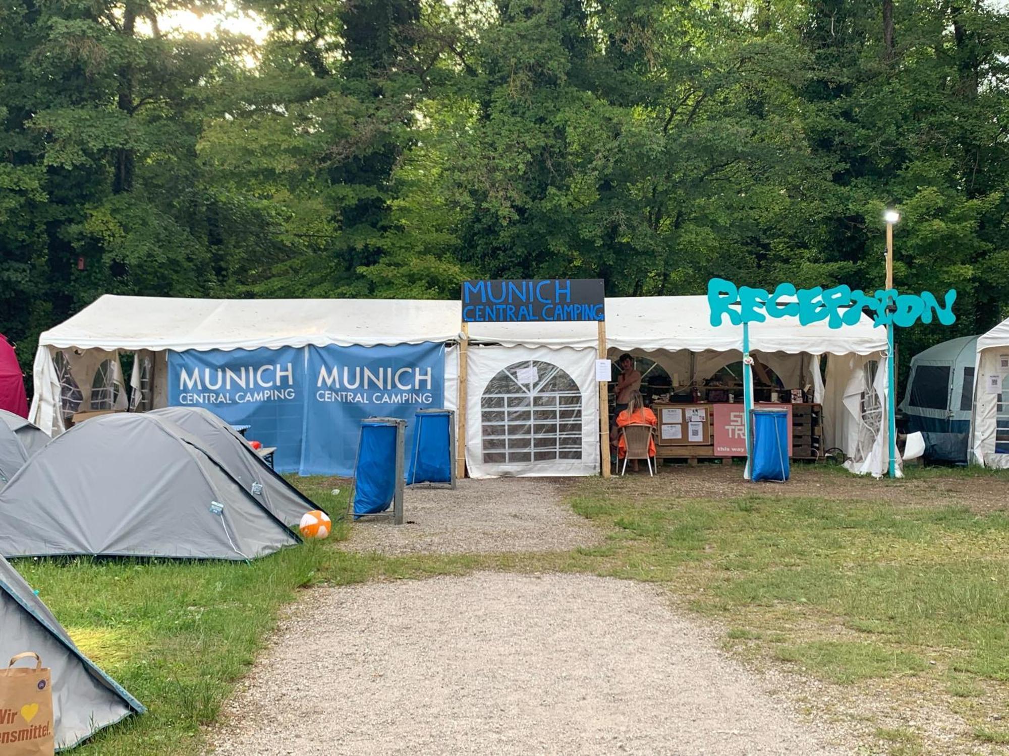 Oktoberfest On A Budget Мюнхен Экстерьер фото
